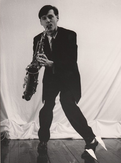 oeuvre_Stand_Buy_solo_saxo_face_1984_compagnie_bruno_verdi