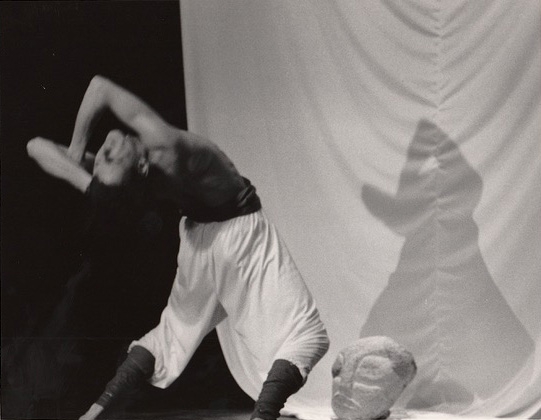 oeuvre_Suite1_cambré_solo_1980_compagnie_bruno_verdi
